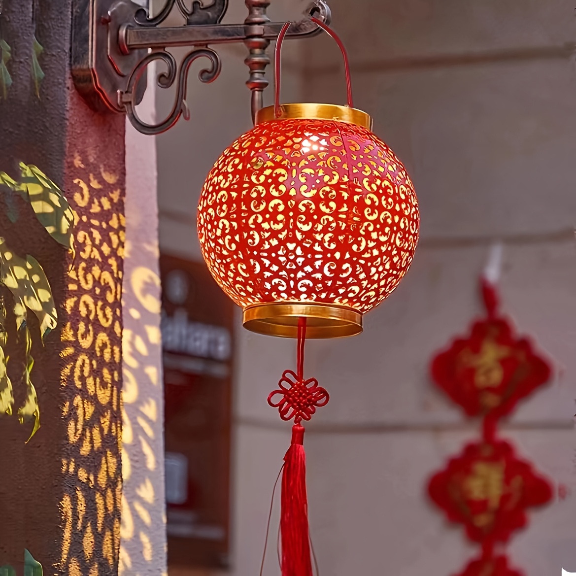 Outdoor Lighting Pathway - 屋外用ソーラーライト、新年の庭の装飾、庭に吊り下げて飾る中国風の提灯、庭用ソーラー鉄製透かし模様の赤い提灯、テーブル、通路、パティオ、庭、家の装飾に。